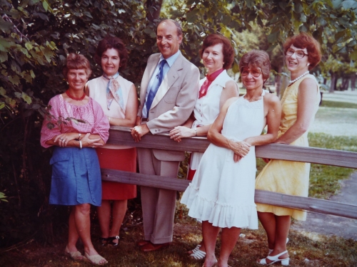Ko Schrier ontmoet in 1979 zijn vijf halfzusters in Michigan