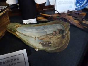 Een beschilderde oester van formaat in de tentoonstelling van het maritiem museum van West Sayville (NY)